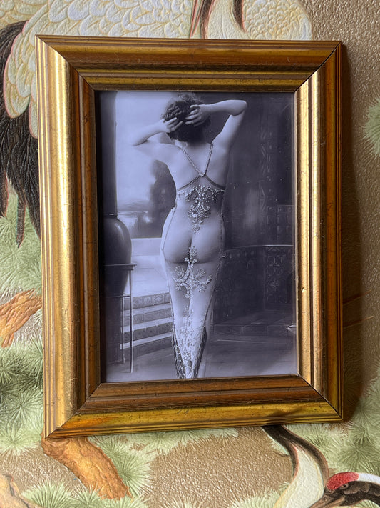 The Alluring 1920s Lady in Ornate Fashion – A Sensual Back Pose