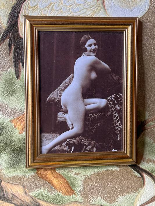 Twenties Posing Woman Posterior